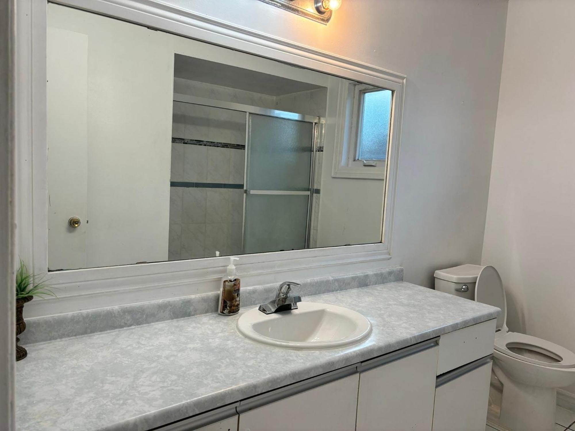 Queen Bedroom Near Sheridan College Brampton Buitenkant foto
